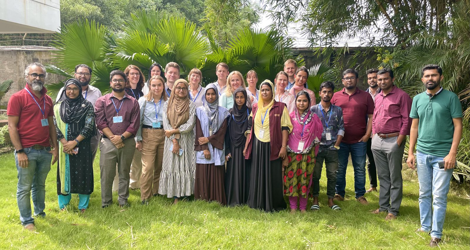 Deltakerne på den norske delegasjonen til Bangladesh, sammen med lokale representanter.