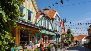 Gate med fargerike trehus i Stavanger